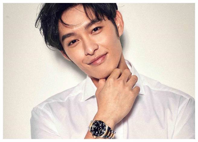 曹祐寧佩戴浪琴表HydroConquest 深海征服者系列不鏽鋼金色PVD腕表，兼具運動風與紳士品味。（Longines提供）