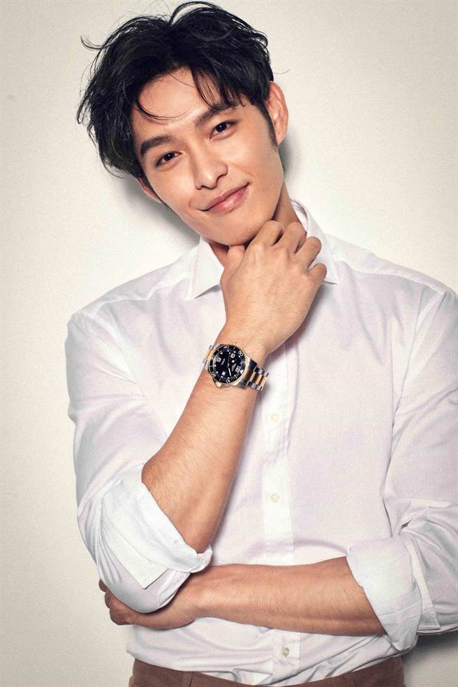 曹祐寧佩戴浪琴表HydroConquest 深海征服者系列不鏽鋼金色PVD腕表，兼具運動風與紳士品味。（Longines提供）