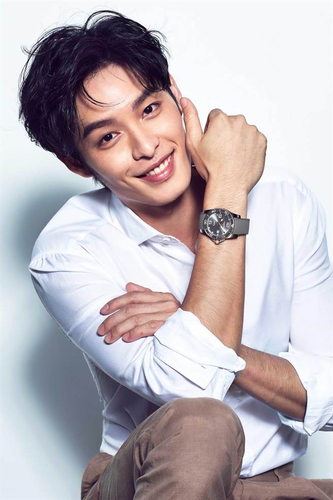 曹祐寧演藝事業更上一層樓，佩戴浪琴表HydroConquest 深海征服者系列不鏽鋼玫瑰金PVD腕表，展現時尚魅力。（Longines提供）