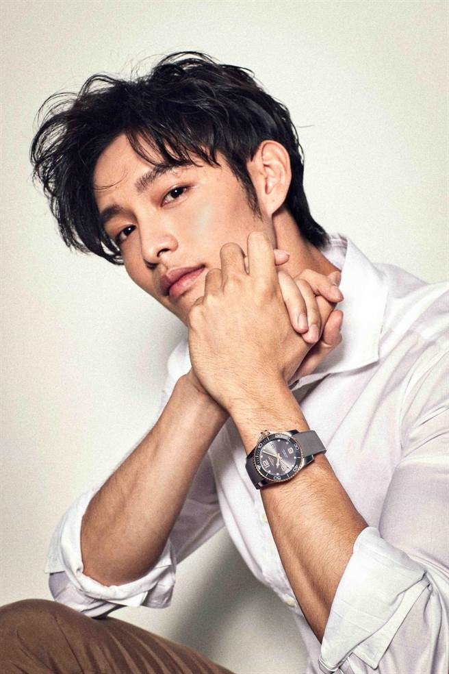 曹祐寧佩戴浪琴表HydroConquest 深海征服者系列不鏽鋼玫瑰金PVD腕表，灰色面盤是熱銷款。（Longines提供）