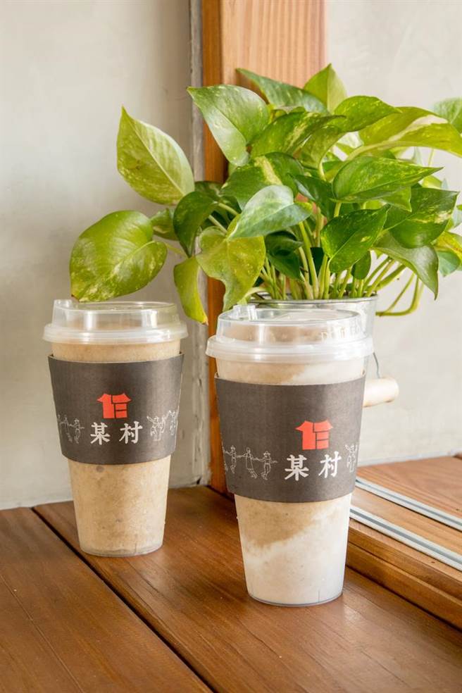 「某村绿豆沙专卖店」新竹巨城快闪，（左）台南5号绿豆沙、（右）特选小农绿豆沙牛奶，70元起。（某村绿豆沙提供）