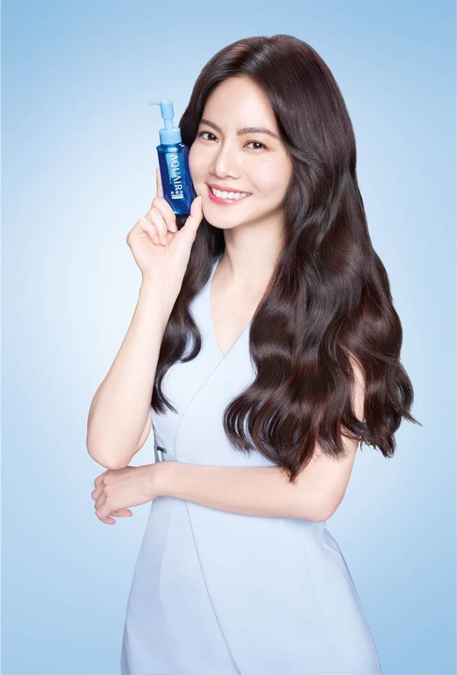 AQUAIR阿葵亚代言人曾之乔演绎阿葵亚瞬效修护亮泽髮油。（AQUAIR提供）