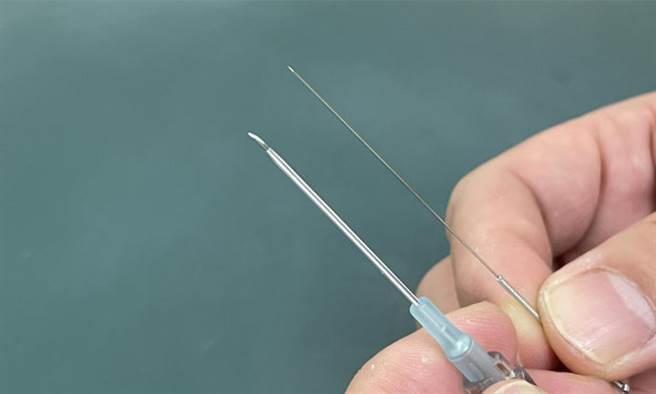 浮针与传统针灸针的针头对比。(图片来源/中国医药大学附设医院)