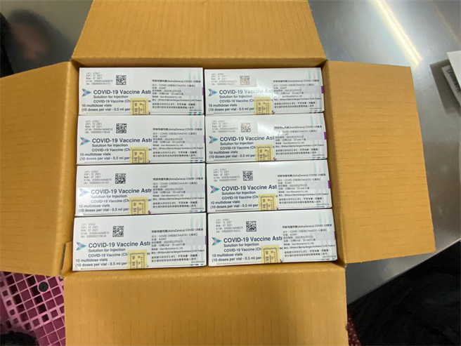 52萬劑4200劑AZ疫苗完成封緘檢驗，將由疾管署進行後續作業。(食藥署提供)