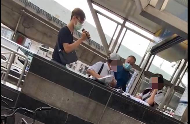 警方在货运行识破诈骗集团成员。（警方提供）