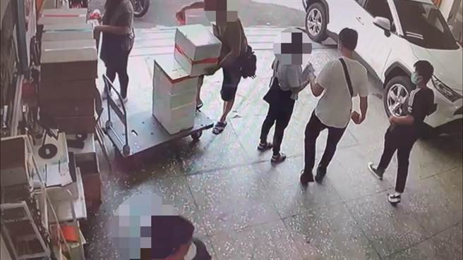 警方在货运行识破诈骗集团成员。（警方提供）