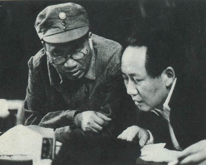 1945年，毛泽东、朱德在延安出席第七次共产党大会。(中时报系檔案照片)