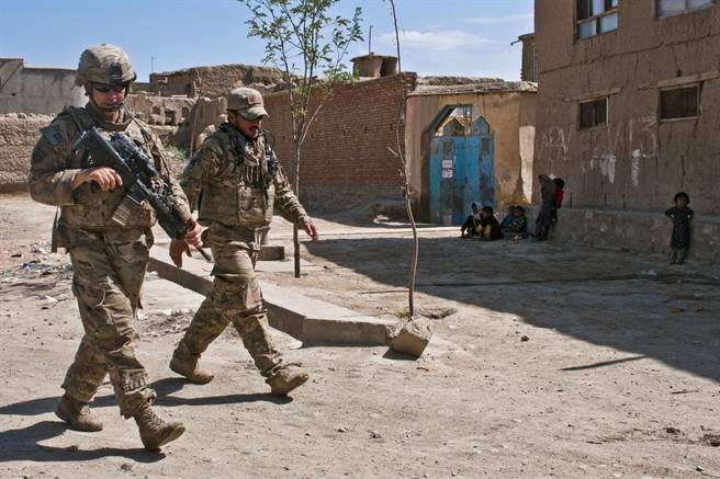 人權律師指出，有多名已具備SIV簽證資格的阿富汗人仍未獲得撤離。圖為2012年一名阿富汗口譯（右）與美軍一同巡邏。（圖／DVIDS）