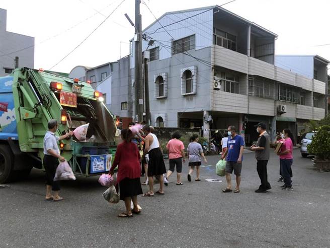Delta變種病毒來勢洶洶，有人擔憂會不會因為倒垃圾染疫？專家表示跟一件事有關。示意圖非當事人。(資料照/環保局提供)