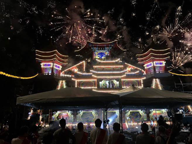 2021辛丑鷄笼中元祭今天举办开灯放彩仪式。（陈彩玲摄）