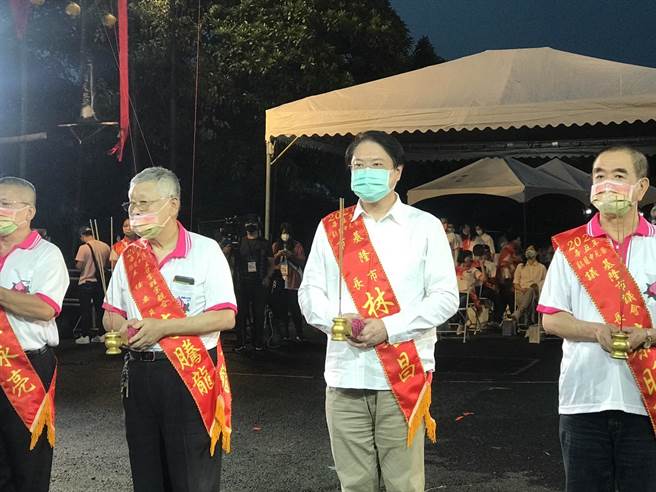 基隆市长林右昌与轮值主普李姓宗亲会主委李腾龙共同点亮主普坛。（陈彩玲摄）
