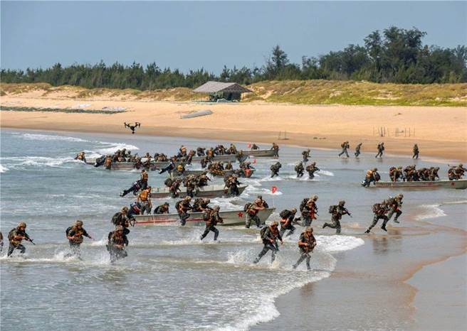 《环球时报》总编辑胡锡进发文表示，只要中国大陆力量持续增加、军事斗争准备足够充分、统一的意志足够坚定，美国最终抛弃台湾就是注定了。图为共军73集团军近期举行渡海登陆演习。（图／东部战区)