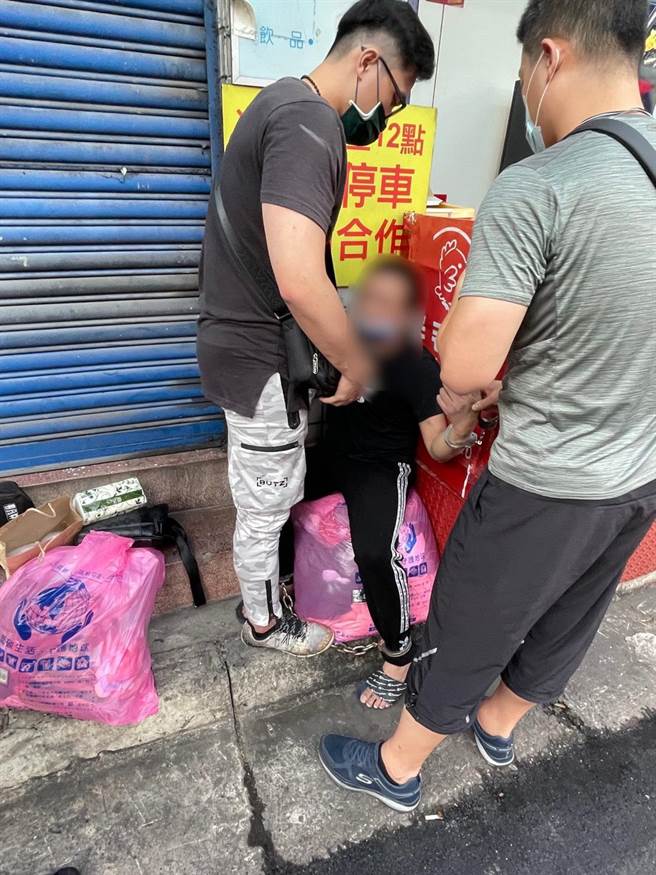 新北市刑大、新莊分局至新莊五權一路查緝毒品。（翻攝畫面）