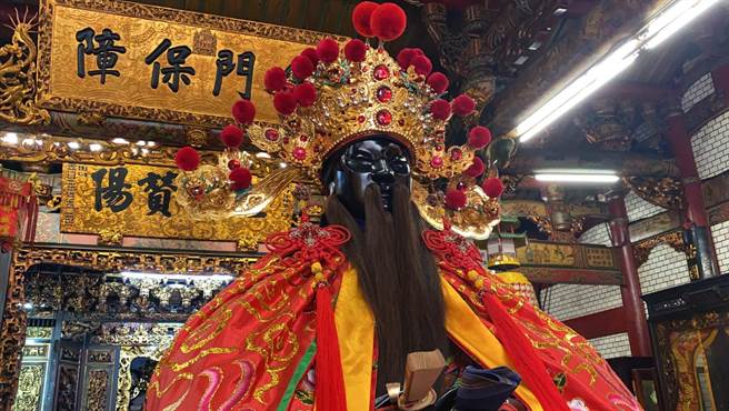 新竹都城隍庙依照传统请城隍爷出神龛，到农历20号上午，民眾可近距离一睹城隍爷风采。（新竹都城隍庙提供／邱立雅竹市传真）