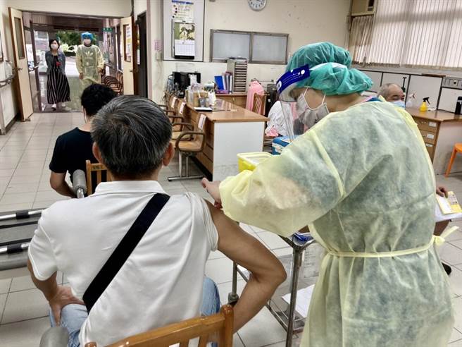 南投县66岁民眾，请依通知单时间地点注射疫苗。（廖志晃摄）