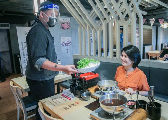 陈时中宣布预计本月24日进一步放宽餐厅内用限制，同住者可共锅。(示意图／粘耿豪摄)