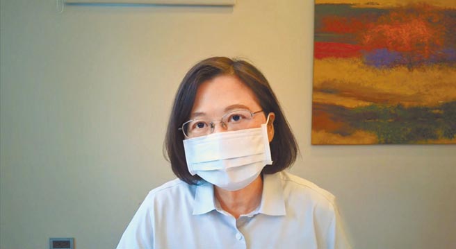 赵少康18日表示，台湾命运不能只靠美国，要靠自己，并要求与蔡英文（见图）总统辩论。（民进党提供）