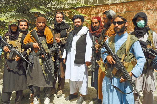 阿富汗是台灣前車之鑑？柯文哲昨表示，戰爭是悲劇，要避戰。圖為阿富汗塔利班士兵。（美聯社）