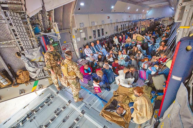 郭正亮稱台灣不是阿富汗，但美國防堵底線退到勢不可為時就會一走了之。圖為美國軍機搭載塞爆機艙的逃難民眾，撤出阿富汗。（路透）