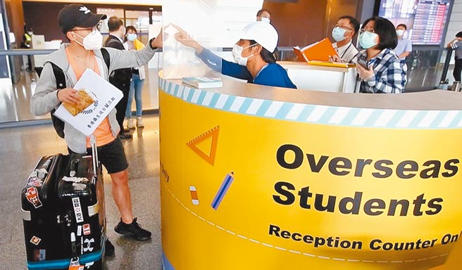 指挥中心迟未公布境外学生入境规范，让准备来台的境外学生颇有怨言。图为去年香港学生入境后到境外生专用报到柜台报到的画面。（本报资料照片）