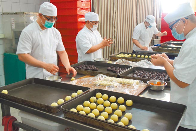 今年獄方已經加大產量，8月9日在官網開放訂購， 7萬5000顆月餅短短5天就銷售一空，至今仍有民眾不斷打電話詢問，獄方只能無奈表示「明年請早」。(彰監提供/吳建輝彰化傳真)