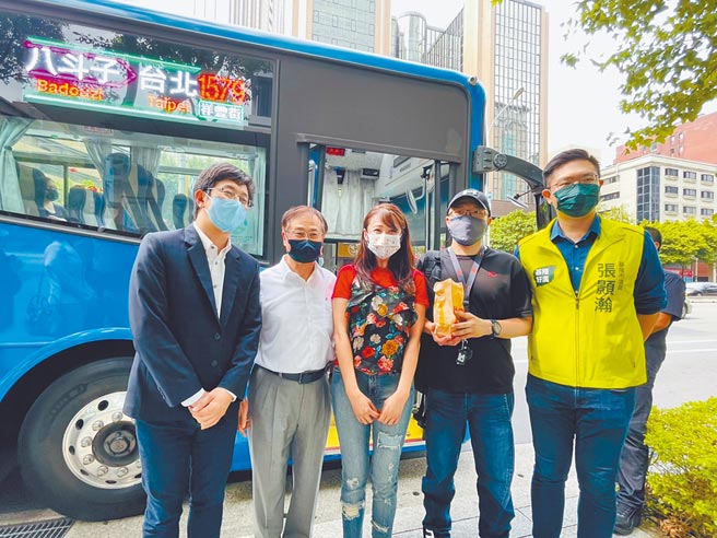 北市議員許淑華（中）18日表示，若立委蔡適應（左一）選基隆市長，她會輔選，許、蔡也肯定基隆市長林右昌有能力勝任台北市長。（張穎齊攝）