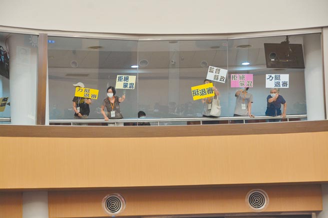 花莲县府提出「花莲县新设畜牧场自治条例」草案，昨在议会二、三读审查，反卜蜂等公民团体在旁听席上举牌抗议。（王志伟摄）