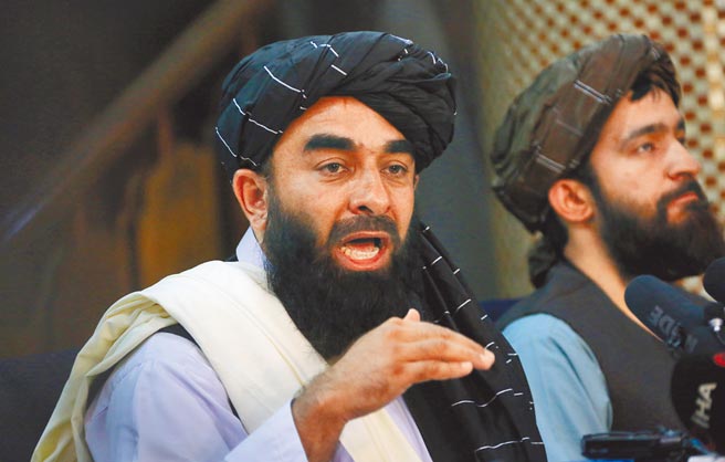 阿富汗塔利班发言人穆贾希德（左）17日在喀布尔举行塔利班进入喀布尔后的首场记者会，他表示，塔利班计画在阿富汗建立一个包容性政府。（新华社）