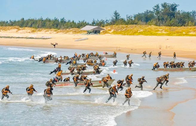 解放军东部战区8月18日秀出第73集团军在大陆东南某海域抢滩登陆演练的照片。（摘自东部战区微博）