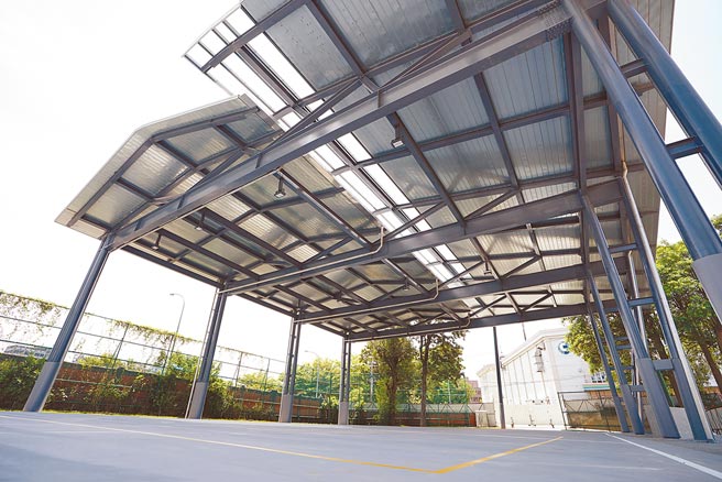 新竹市建功國小的風雨球場設計兩片交錯的屋頂，兼顧阻擋雨水與引入陽光。（新竹市府提供／邱立雅竹市傳真）