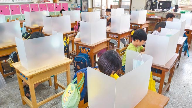 台南市政府斥资653万元补助全市13万名国中小学生每人1组隔板。（市府教育局提供／洪荣志台南传真）