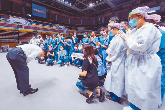 深感第一線醫護辛勞，屏東縣長潘孟安（左）前往篩檢站視察動線後，總會跟現場醫護深深鞠躬。（屏縣府提供／林和生屏東傳真）