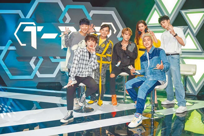 黄子佼（后左二）与赵岱新（后右二）主持的音乐节目，邀男团「五坚情」担任首集来宾。（TVBS提供）