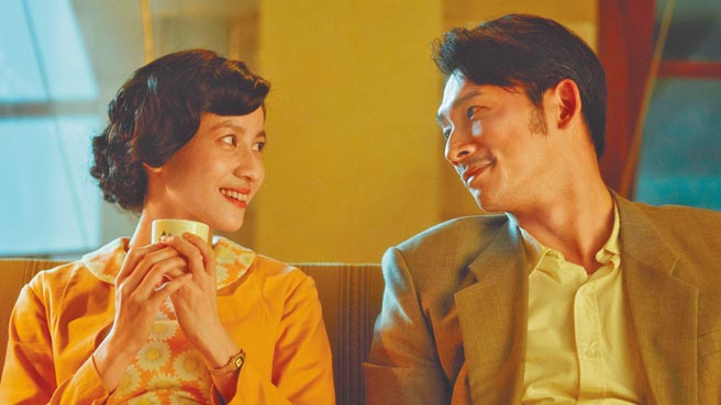 温升豪（右）与连俞涵在《茶金》充满「大叔萝莉」的粉红泡泡。（公视提供）