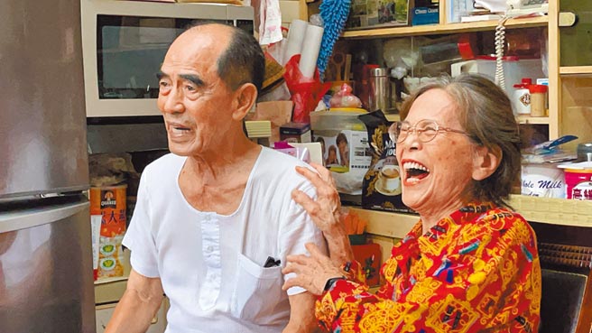 万秀洗衣店的万吉与秀娥70年的好感情，让许多网友相当羡慕。（Story Wear提供）