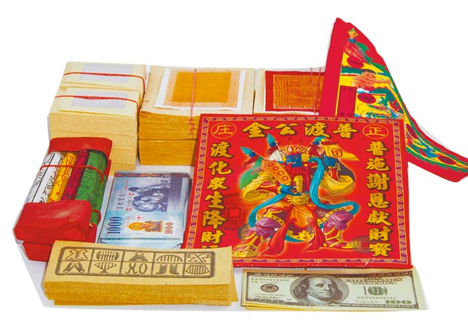 乐天市场上爱买线上购物的中元好兄弟量贩组合包，赠普渡旗，原价199元，特价129元。（乐天市场提供）