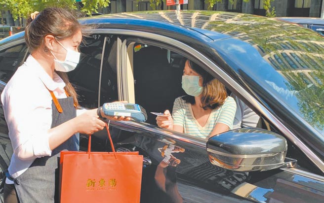 新东阳推出免下车刷卡服务。（新东阳提供）