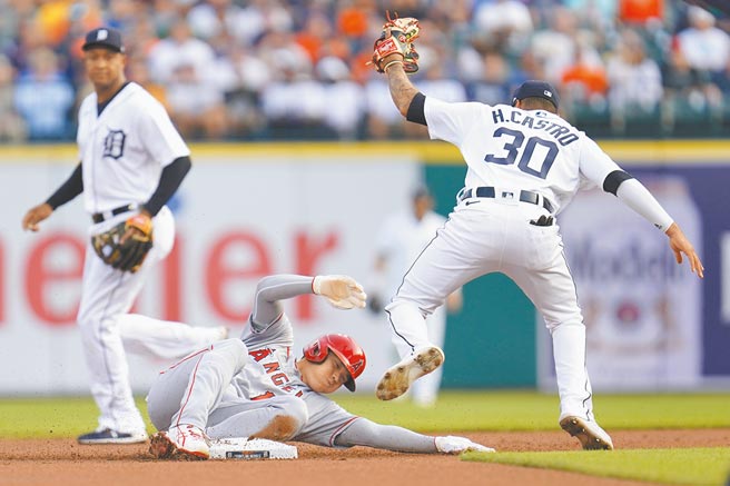 大谷翔平（下）在第1局成功盗上二垒。（美联社）