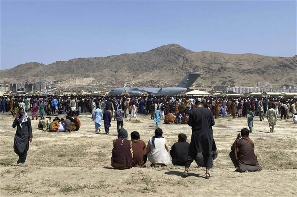 阿富汗首都机场不仅几乎没有航空交管和燃料补给，而且起飞「风险自负」。（图／美联社）(photo:ChinaTimes)