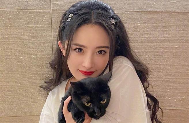 楊冪感情動向備受關注。（圖／翻攝自微博）