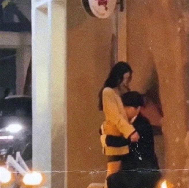 楊冪和許凱街頭拍緊擁畫面曝光。（圖／翻攝自微博）