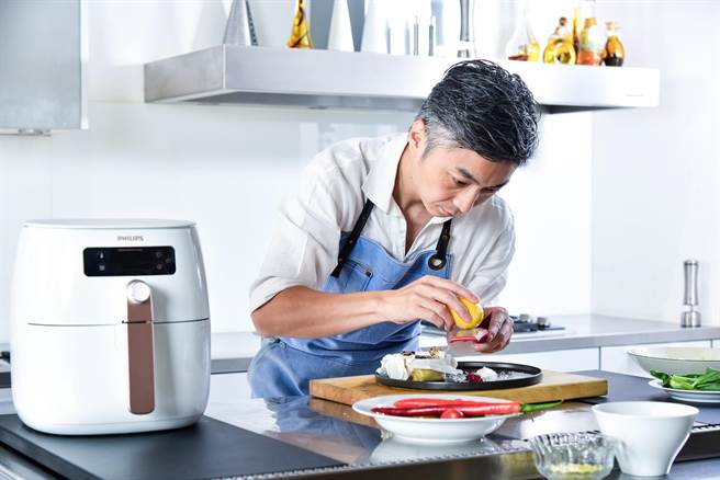 全新「飞利浦健康气炸锅」，拥有创新升级的「少烟减油科技」，运用独特「双海星底盘」，以维持沥出的油温低于发烟点，减少99%油烟、同时沥除高达90%的食物油脂。（台湾飞利浦家电提供）