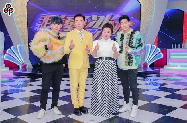 白冰冰（右二）和阳帆（右三）主持的《我爱冰冰SHOW》很受欢迎。（资料照）