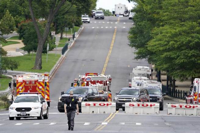 男子在美国国会附近声称有炸弹，这起事件导致附近建筑物人员疏散，并瘫痪华府一部分区域。(图/美联社)