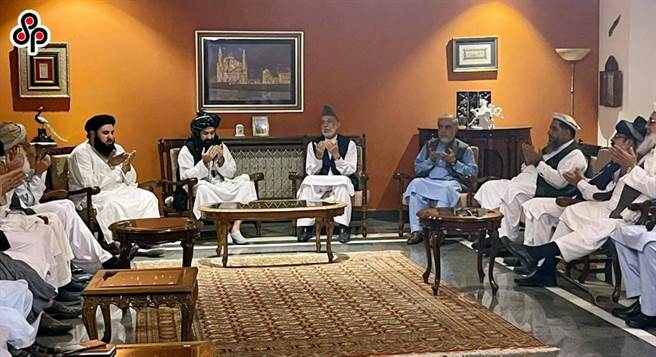 中國駐聯合國大使：阿富汗絕不能再度成為恐怖分子天堂。圖為8月19日 阿富汗前總統卡爾扎伊在舊政府主要和平特使阿卜杜拉的陪同下，與塔利班代表團成員會談。（資料照）