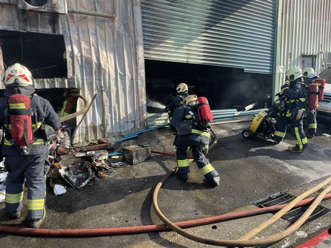 新北市蘆洲區一處廠房20日凌晨發生火災，消防派出大批人力到場灌救，所幸並未造成人員傷亡。（翻攝照片／戴上容新北傳真）