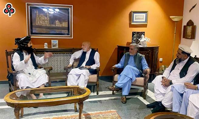 北京语大院长黄靖：阿富汗大溃败，美国霸权的衰落。图为8月19日 阿富汗前总统卡尔扎伊在旧政府主要和平特使阿卜杜拉的陪同下，与塔利班代表团成员会谈。（摘自阿卜杜拉脸书）