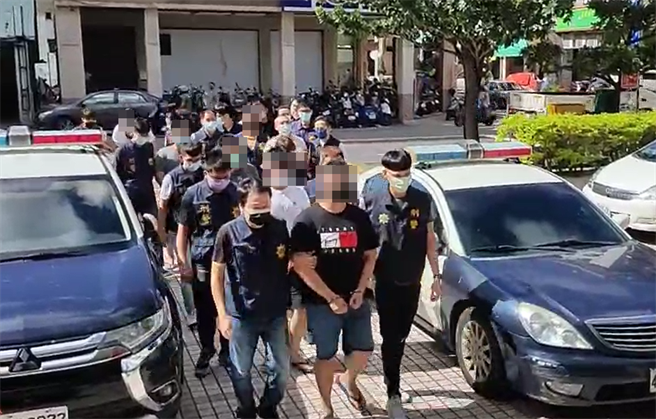 苓雅分局經長期佈線，並與台東警方合作，順利於19日逮回9名黑幫滋事份子，全案將依涉犯組織犯罪等數罪移請地檢署偵辦。（警方提供）