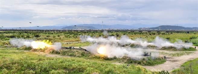 近日台灣社群媒體開始熱議大陸入侵下，台灣是否該恢復徵兵制與美國是否會出兵保衛台灣。圖為台灣2020年漢光演習M110自走砲操演。(圖/中央社)