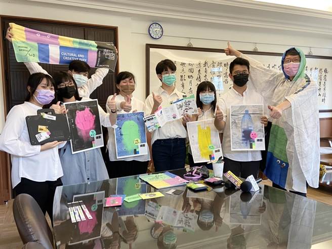 基隆二信高中广设科5名学生林炘楷、罗郁琁、李柔蒨、余幼棱及张永翰，以「潮废」为作品主题，荣获德国红点设计奖。（二信高中提供／张颖齐基隆传真）